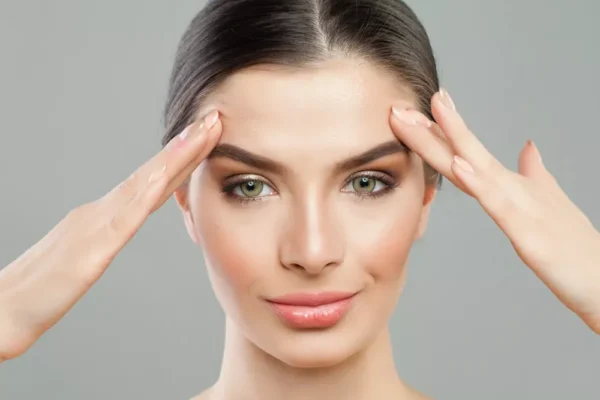 شد الجبين ورفع الحاجب